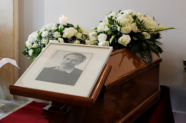 Συγκίνηση στο τελευταίο αντίο για τον Χρόνη Μπότσογλου: Πλήθος καλλιτεχνών στην κηδεία του