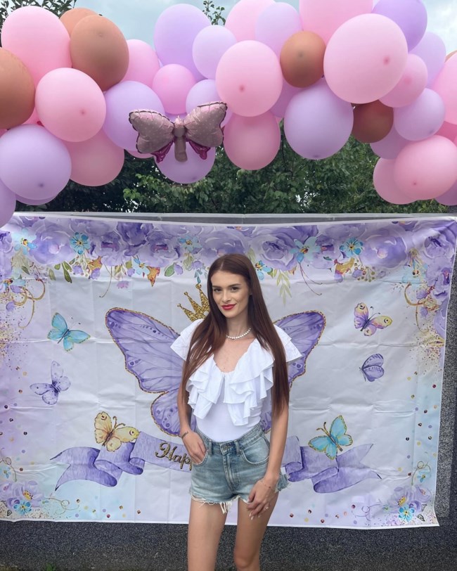 ΡΟΥΜΑΝΑ INFLUENCER ΘΥΜΑ ΓΥΝΑΙΚΟΚΤΟΝΙΑΣ