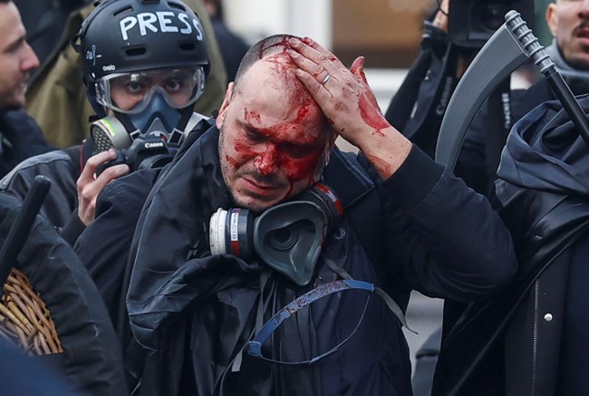 Συγκρούσεις των διαδηλωτών αγροτών με την αστυνομία έξω από το Ευρωπαϊκό Κοινοβούλιο