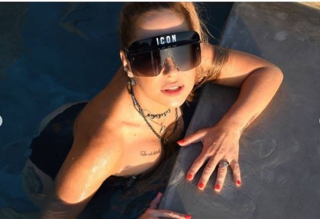 Αγνώριστη η Μελίνα Ασλανίδου: Fashion icon σε πισίνα της Μυκόνου - Το μαύρο ολόσωμο μαγιό και τα statement γυαλιά