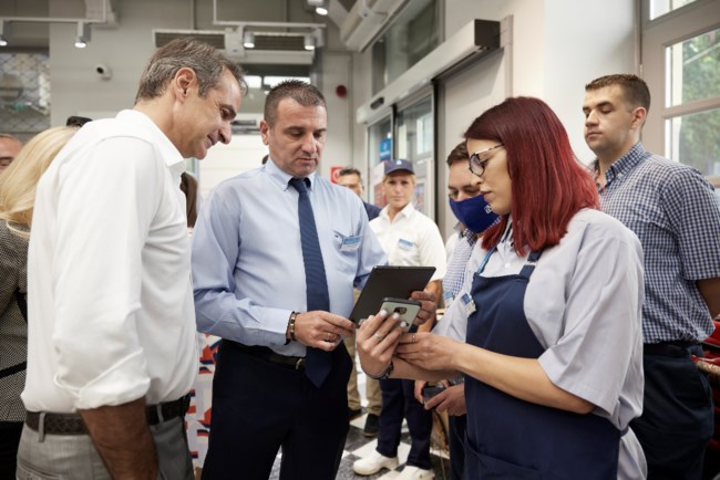 Μητσοτάκης σε τράπεζα και σούπερ μάρκετ για την Ψηφιακή Κάρτα Εργασίας: "Σημαντική κατάκτηση για τους εργαζόμενους"