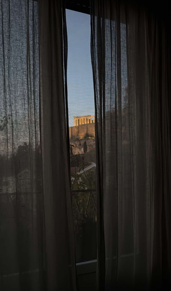 Σμαράγδα Καρύδη: Τράβηξε την κουρτίνα και μας έδειξε την -απαράμιλλης ομορφιάς- θέα του σπιτιού της