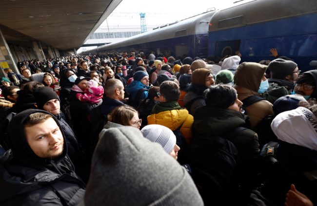 Χιλιάδες Ουκρανοί εγκαταλείπουν το Κίεβο: "Ποδοπατιούνται" για να μπουν στα τρένα [εικόνες]