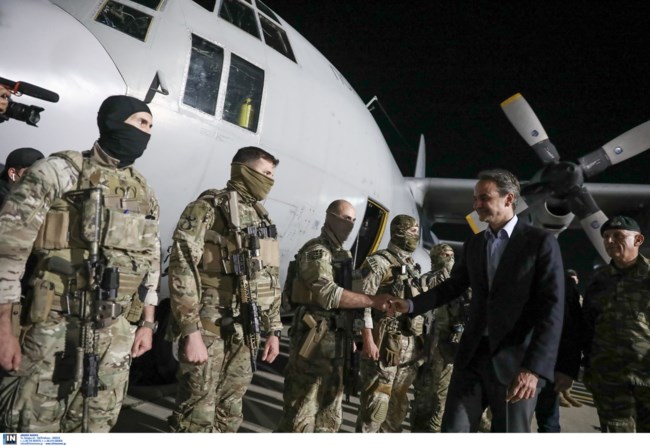 Σουδάν: Στην Ελευσίνα το C-130 με 39 απεγκλωβισμένους - Δίπλα τους ο Κυριάκος Μητσοτάκης [Εικόνες]