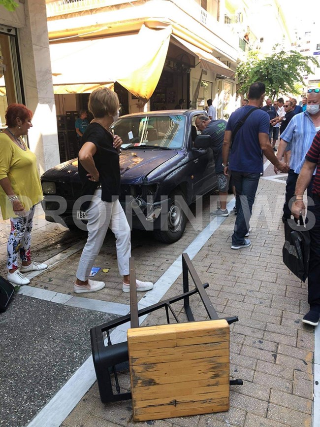 Ξέφρενη πορεία αυτοκινήτου στην Καβάλα σκόρπισε πανικό σε πεζόδρομο [Eικόνες - Βίντεο]