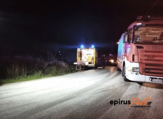 Αρτα: Νεκρός ο οδηγός του φορτηγού που ανατράπηκε - Το φορτίο ελαιόλαδου "έγειρε" το όχημα [εικόνες]