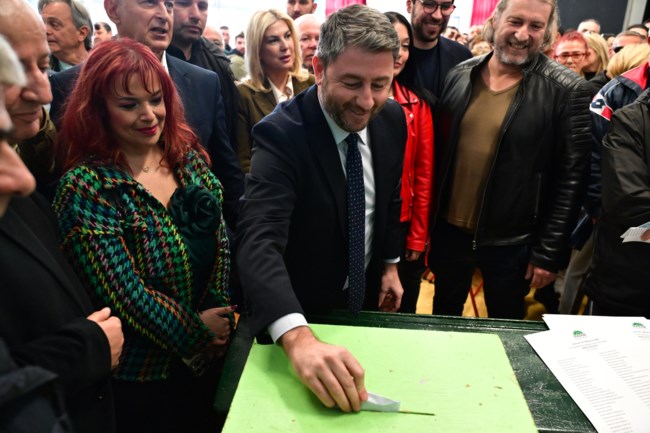 Ανδρουλάκης: "Η αλλαγή περνά μέσα από την ήττα της ΝΔ" - Ψήφισε για συνέδρους ο πρόεδρος του ΠΑΣΟΚ