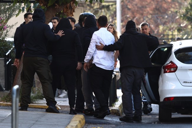 Στην Ευελπίδων οι ρασοφόροι απατεώνες με τα ναρκωτικά - Ελεγαν "φανουρόπιτα" την κοκαΐνη [εικόνες - βίντεο]