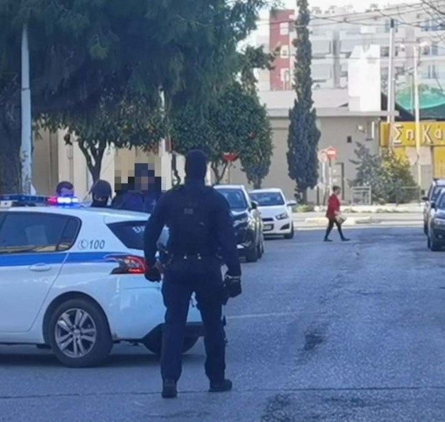 33χρονος ταμπουρώθηκε στο σπίτι του μετά από καταδίωξη - Άνδρες της ΕΚΑΜ έσπασαν την πόρτα και τον συνέλαβαν [εικόνες]