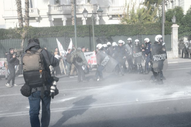 Επεισόδια στο εκπαιδευτικό συλλαλητήριο στην Αθήνα - Έπεσαν χημικά και κρότου λάμψης [εικόνες]