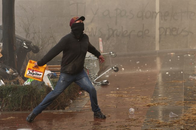 Πώς 1.300 τρακτέρ έφτασαν στην καρδιά των Βρυξελλών - Φωτιές, πέτρες και... οργή έξω από το ευρωπαϊκό κοινοβούλιο