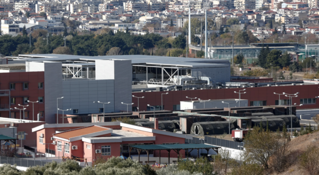 "Επιστράτευση" στον πόλεμο του κορονοϊού: Στήνουν κλινική στο προαύλιο του 424 Στρατιωτικού Νοσοκομείου [εικόνες - βίντεο]