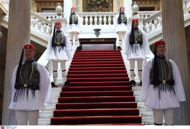 Σε λίγο η τελετή παράδοσης-παραλαβής στο Προεδρικό Μέγαρο