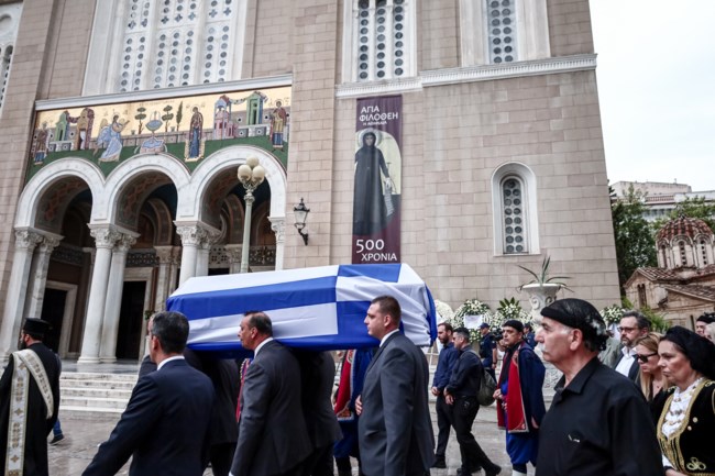 Τελευταίο αντίο στον Γιάννη Μαρκόπουλο: Συντετριμμένες η γυναίκα και η κόρη του - Ποιοι πήγαν στην κηδεία [εικόνες]
