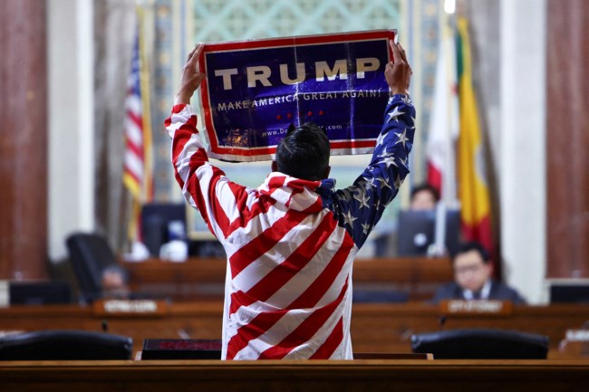 Ο Τραμπ θα προχωρήσει στην επιβολή επιπρόσθετων δασμών σε Κίνα, Μεξικό και Καναδά