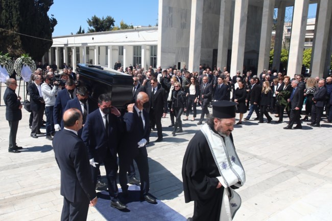 Στο Α' Νεκροταφείο η κηδεία του επιχειρηματία Γιώργου Μπόμπολα [εικόνες]