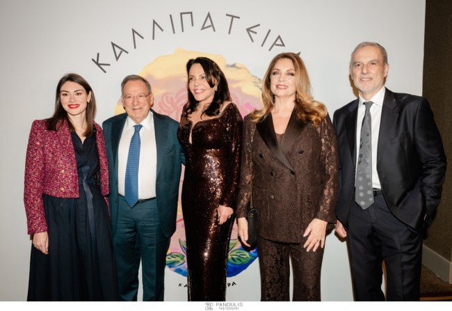 Άντζελα Γκερέκου: Mε καφέ δαντελένιο κοστούμι σε χριστουγεννιάτικο δείπνο