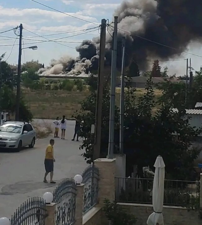 Μεγάλη φωτιά σε εγκαταλελειμμένο εργοστάσιο στην Κομοτηνή – Εστάλη μήνυμα 112 στους κατοίκους