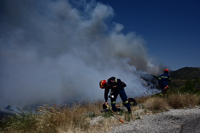 Εκτός ελέγχου η φωτιά στα Δερβενοχώρια: Μήνυμα 112 για εκκένωση οικισμών - Κλειστές δύο έξοδοι της Αττικής Οδού