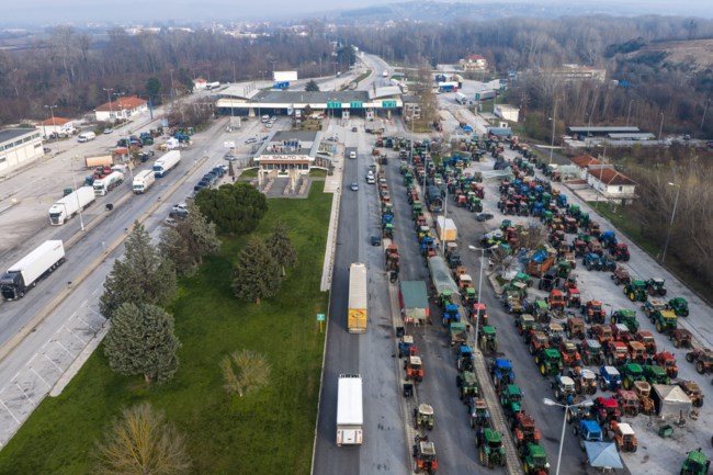 Αγροτικά μπλόκα: Κλείνουν οι σήραγγες στα Τέμπη για τα φορτηγά - Αποκλεισμός τελωνείων