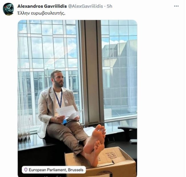 Ξυπόλυτος ο ευρωβουλευτής Νίκος Παππάς στις Βρυξέλλες -Χαμός στο Χ με τη φωτογραφία στην Ευρωβουλή