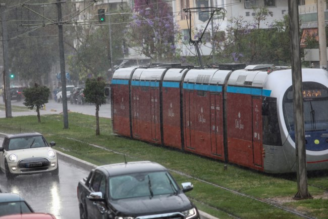 Κακοκαιρία στην Αττική: Ανοιξαν οι ουρανοί, έντονες καταιγίδες και αστραπές - Η εξέλιξη του καιρού