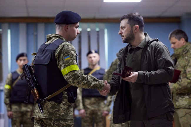 Ουκρανία: Η πρώτη επίσημη εμφάνιση του Ζελένσκι εκτός Κιέβου από την έναρξη του πολέμου [εικόνες]