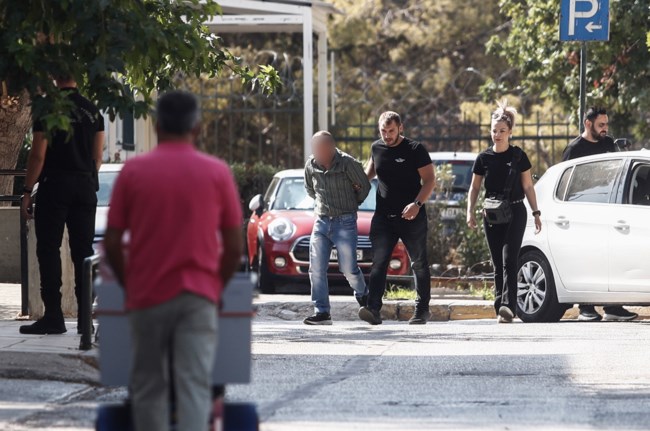 Κολωνός: Στον ανακριτή ο 44χρονος που βίαζε τη 16χρονη φίλη του γιου του [εικόνες]