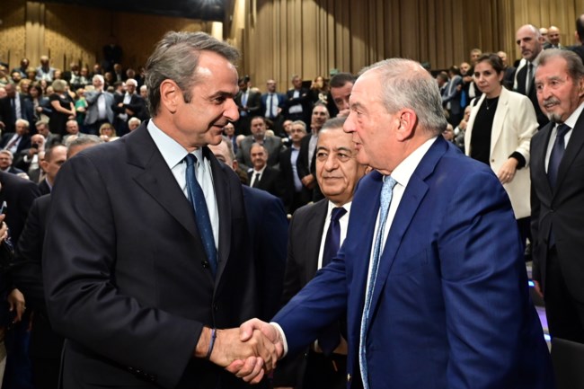 Η ψυχρή χειραψία Καραμανλή με Μητσοτάκη, ο θερμός εναγκαλισμός με Ντόρα Μπακογιάννη και η κενή θέση του Σαμαρά [εικόνες - βίντεο]