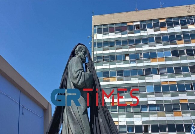 Τραγωδία στα Τέμπη: Στα "μαύρα" το άγαλμα του Αριστοτέλη για τους αδικοχαμένους φοιτητές του ΑΠΘ