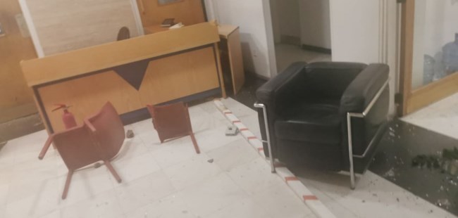 Επεισόδια στην Κύπρο: Αντιεμβολιαστές εισέβαλαν σε τηλεοπτικό σταθμό και τα έκαναν "γυαλιά καρφιά" [εικόνες-βίντεο]