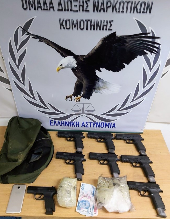 Έβρος: Προσπάθησε να μπει στη χώρα με 8 πιστόλια και 997 γραμμάρια κρυσταλλικής μεθαμφεταμίνης