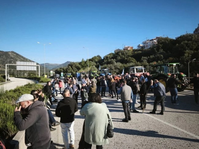 Αγρότες: Με τρακτέρ στο λιμάνι της Ηγουμενίτσας - Διπλό μπλόκο από την Αστυνομία