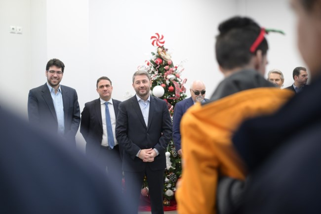 Χριστουγεννιάτικα κάλαντα πολιτικών αρχηγών: Το δώρο στον Ανδρουλάκη και το τσάμικο του Κουτσούμπα - Με τη σύζυγο ο Φάμελλος