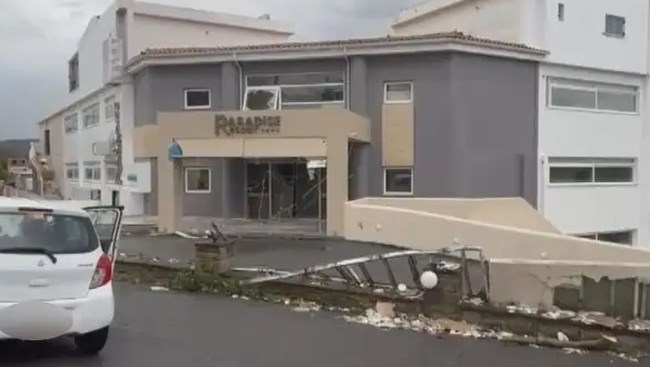 Ανεμοστρόβιλος σάρωσε τη Φοινικούντα: Σοβαρές ζημιές σε σπίτια, επιχειρήσεις και ξενοδοχεία [εικόνες - βίντεο]