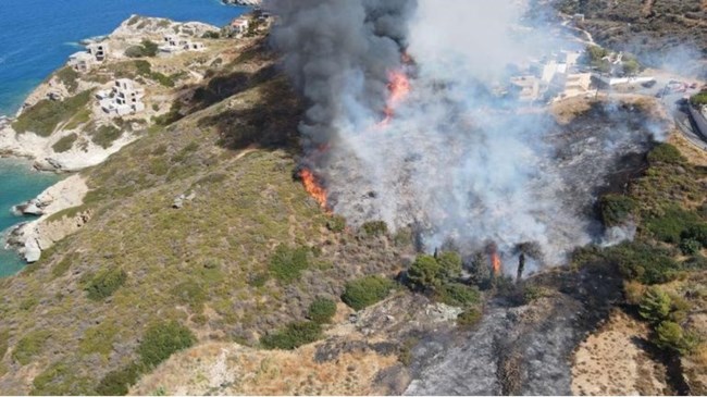 Ηράκλειο- Συγκλονιστική περιγραφή: Έτσι με έσωσαν από τη φωτιά οι αστυνομικοί, πριν πέσουν στη θάλασσα για να σωθούν [Ηχητικό]