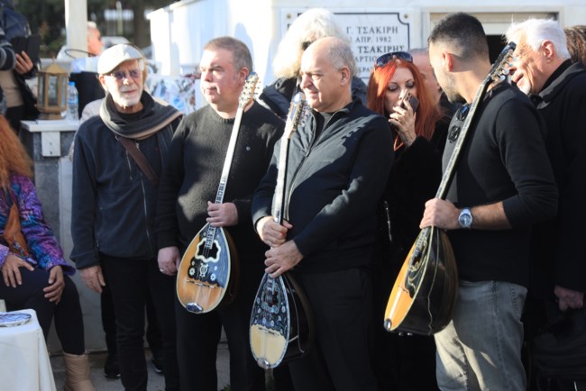 Το τελευταίο χειροκρότημα στην Καίτη Γκρέυ και τα τραγούδια με τα οποία τη συνόδευσαν στην τελευταία της κατοικία [βίντεο]