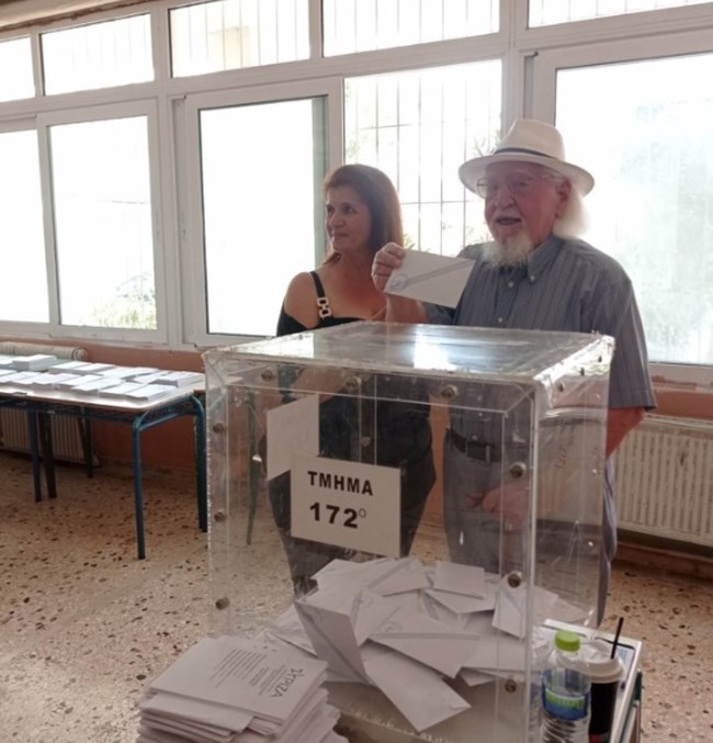 Στις κάλπες ο πιο στυλάτος παππούς: "Βγάλτε με φωτογραφία, μπορεί να είναι η τελευταία φορά που ψηφίζω"