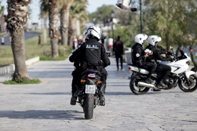 Κοσμοσυρροή στον Φλοίσβο το Πάσχα: Οι Αθηναίοι βολτάρουν παρά την απαγόρευση κυκλοφορίας