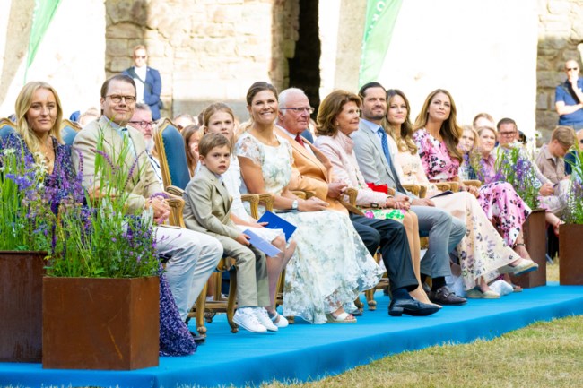 Summer πάρτι στο παλάτι της Σουηδίας: Τα φλοράλ, οι πέρλες και τα αγαπημένα πριγκιπικά παπούτσια