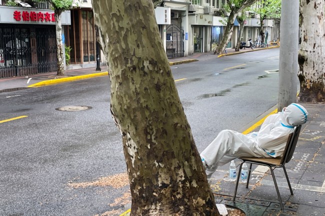Σανγκάη: Αυξάνονται νεκροί και κρούσματα παρά το σκληρό lockdown - "Σφίξτε τα δόντια" λέει ο δήμαρχος στους απογοητευμένους κατοίκους