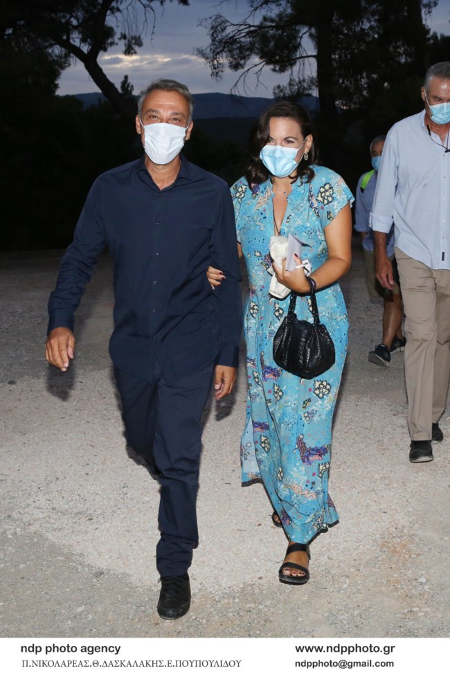 Ολγα Κεφαλογιάννη και Μίνως Μάτσας αγκαζέ και με... μάσκες στην Επίδαυρο [εικόνες]