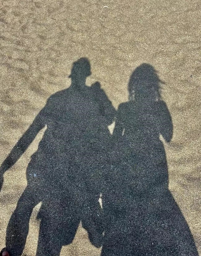 Ντέμης Νικολαΐδης: Η πρώτη κοινή φωτό με τη σύντροφό του από τις διακοπές τους - Ποζάρουν στην παραλία