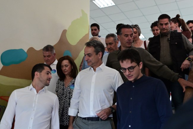 Μαζί με τον γιο του ψήφισε στην Κηφισιά ο Κυριάκος Μητσοτάκης: "Με το δεξί" βίντεο]