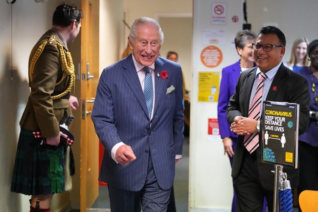 Ο βασιλιάς Κάρολος κάνει μαύρο χιούμορ για τον εαυτό του - "Το μόνο που μένει όταν πεθαίνεις..."