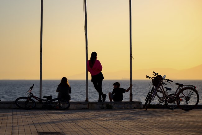 Συνεχίζεται η καλοκαιρία: Μέχρι τους 34 °C θα σκαρφαλώσει την Κυριακή το θερμόμετρο - Χαλάει από το απόγευμα στα βόρεια