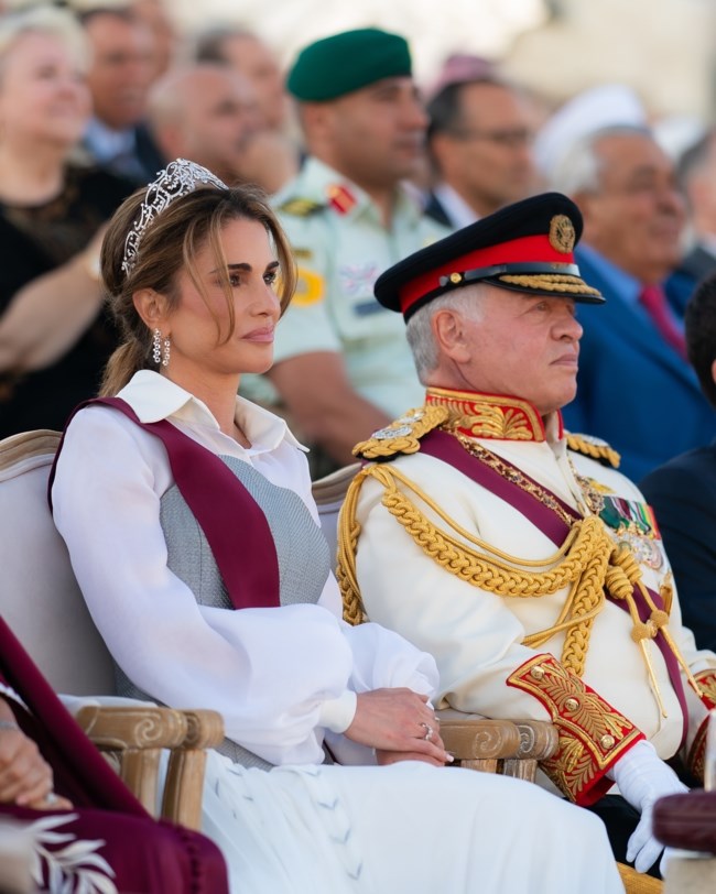 Η τιάρα της βασίλισσας Ράνια: Το περίτεχνο σχέδιο με τα αραβικά γράμματα και το μήνυμα που έγραφε