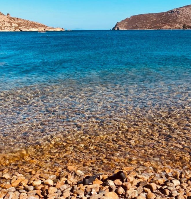 Διακοπές στην Ελλάδα για την Κάρλα Μπρούνι: Το λευκό εκκλησάκι, τα μαγικά νερά και η απίστευτη θέα από το ξενοδοχείο της