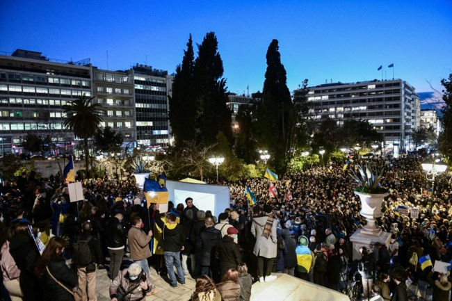 "Πλημμύρισε" το Σύνταγμα: Χιλιάδες άνθρωποι στο αντιπολεμικό συλλαλητήριο για την Ουκρανία [εικόνες]