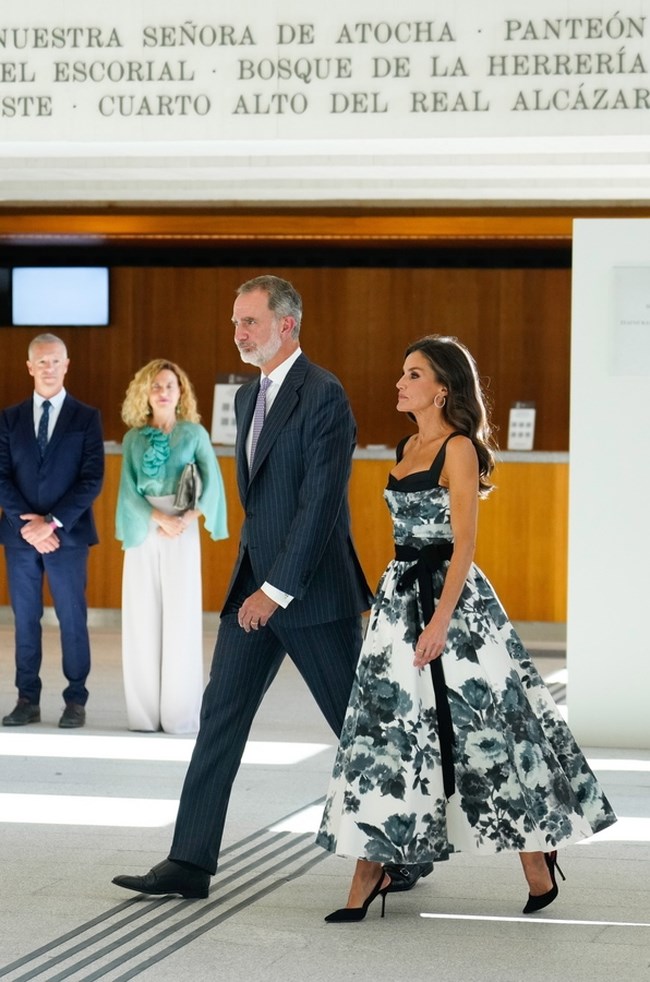 Βασίλισσα Λετίσια: Με εκπληκτικό φόρεμα Carolina Herrera σε μια εμφάνιση που δεν την έχουμε συνηθίσει - Η μεταποίηση που έκανε